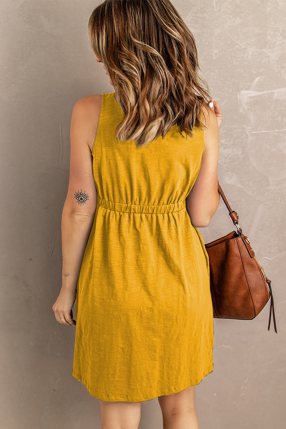 Mini vestido sin mangas con botones