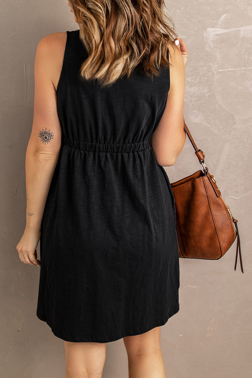 Mini vestido sin mangas con botones