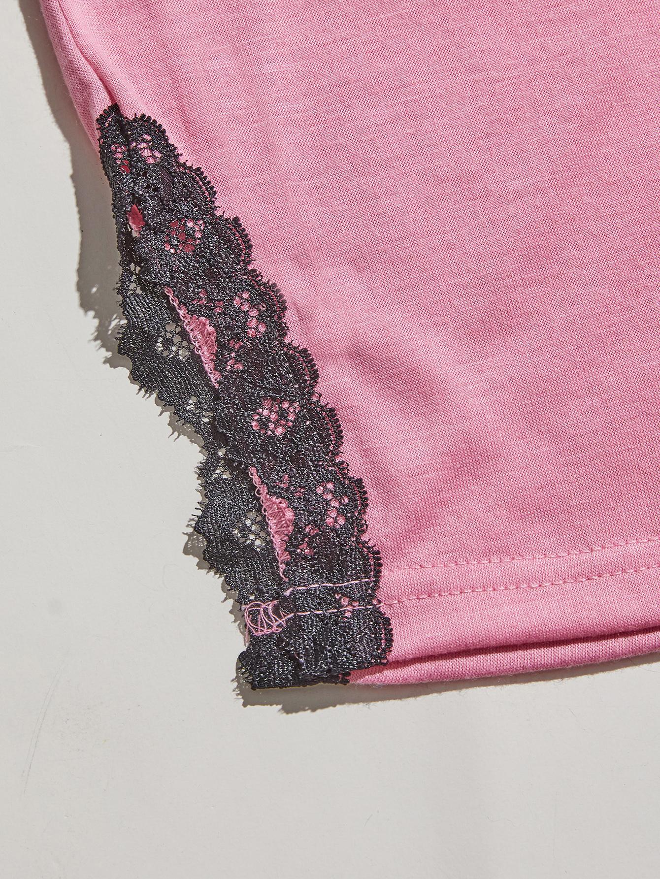 Conjunto de pijama con pantalón y camisola con abertura en el borde de encaje con cuello en V