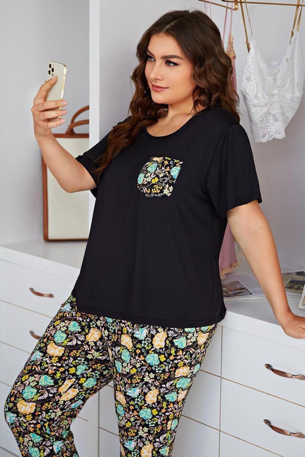Conjunto de salón de talla grande con cuello redondo en contraste y pantalones florales