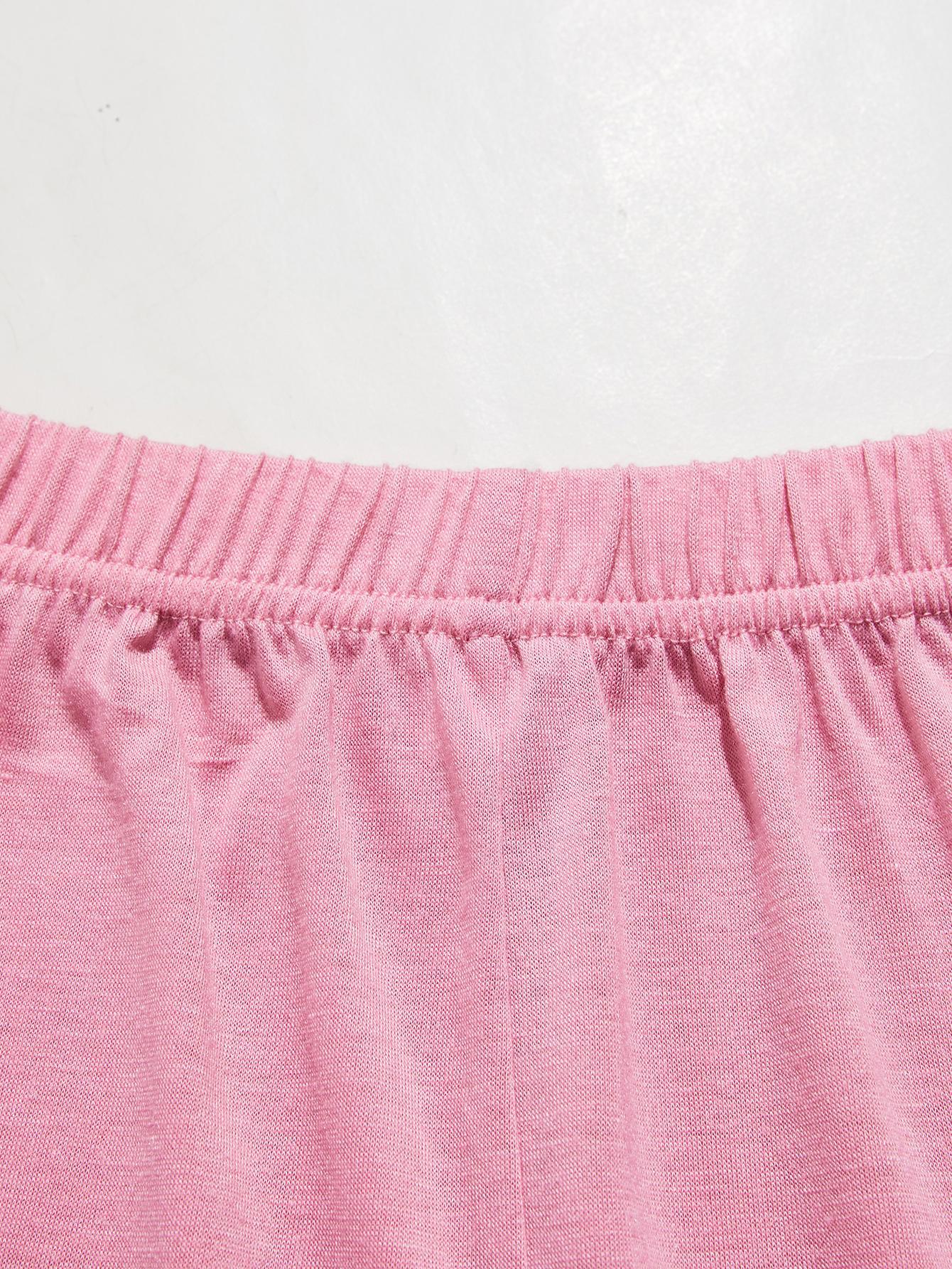 Conjunto de pijama con pantalón y camisola con abertura en el borde de encaje con cuello en V