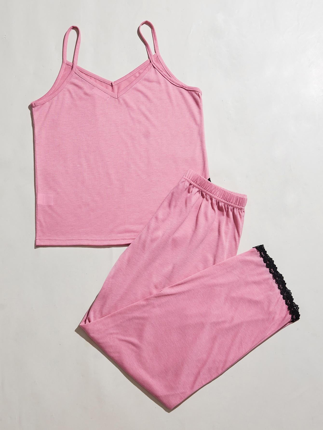 Conjunto de pijama con pantalón y camisola con abertura en el borde de encaje con cuello en V