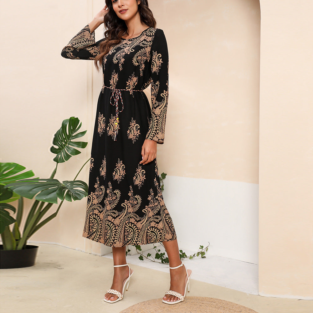 Vestido a media pierna con cuello redondo y lazo en la cintura de Paisley