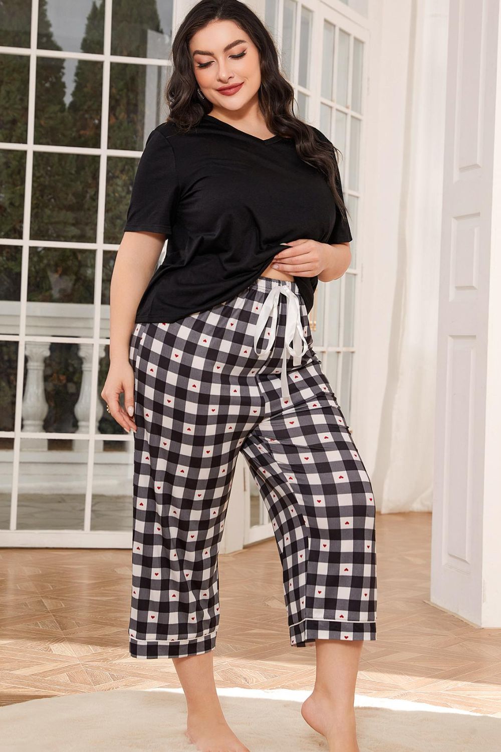 Ensemble de détente avec t-shirt à col en V et pantalon court à carreaux