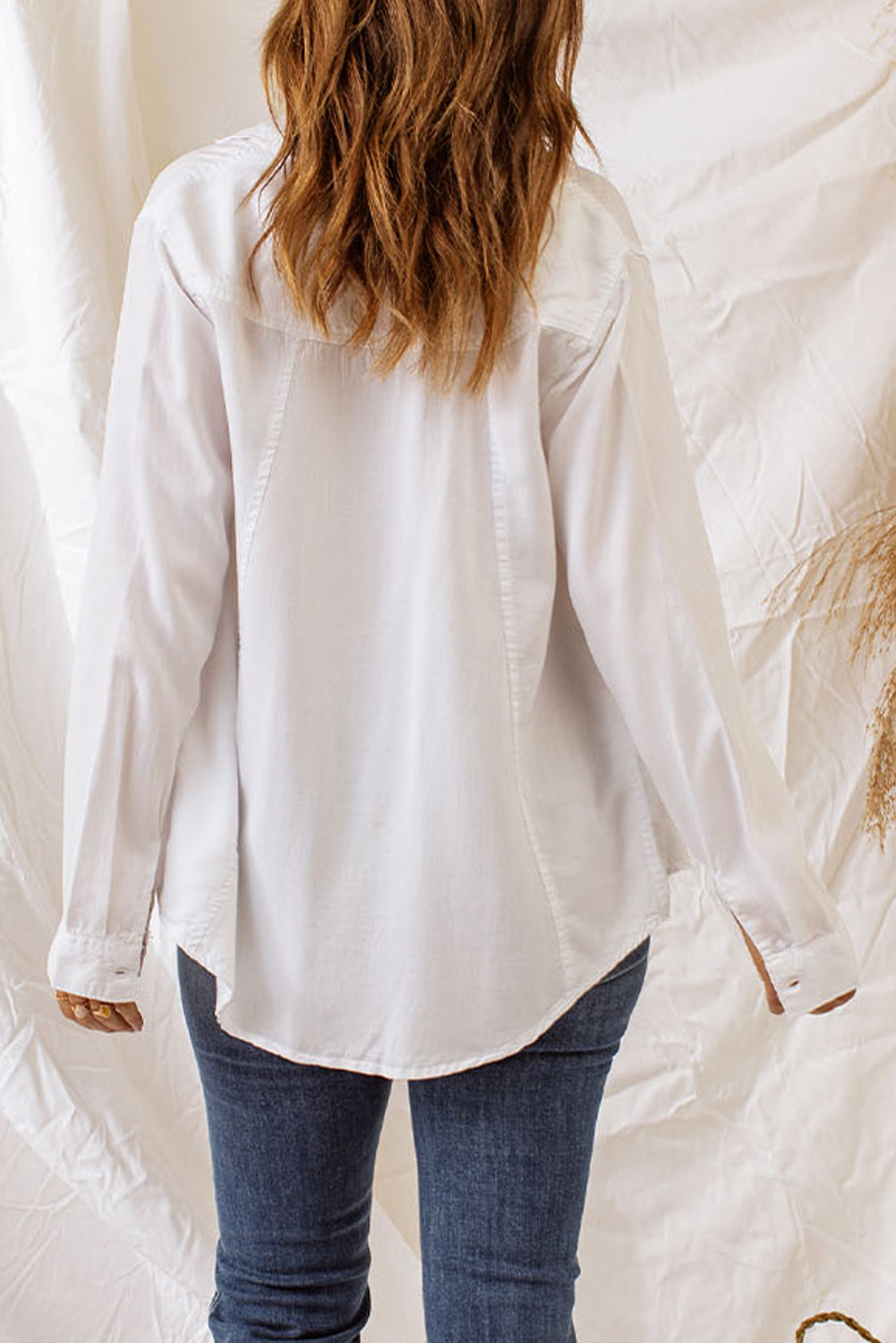 Chemise boutonnée à manches longues et ourlet arrondi