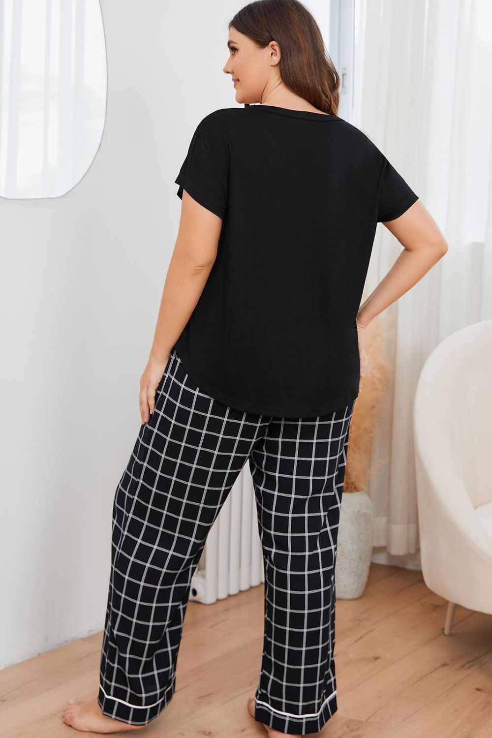 Conjunto de salón de talla grande con cuello en V y pantalones a cuadros