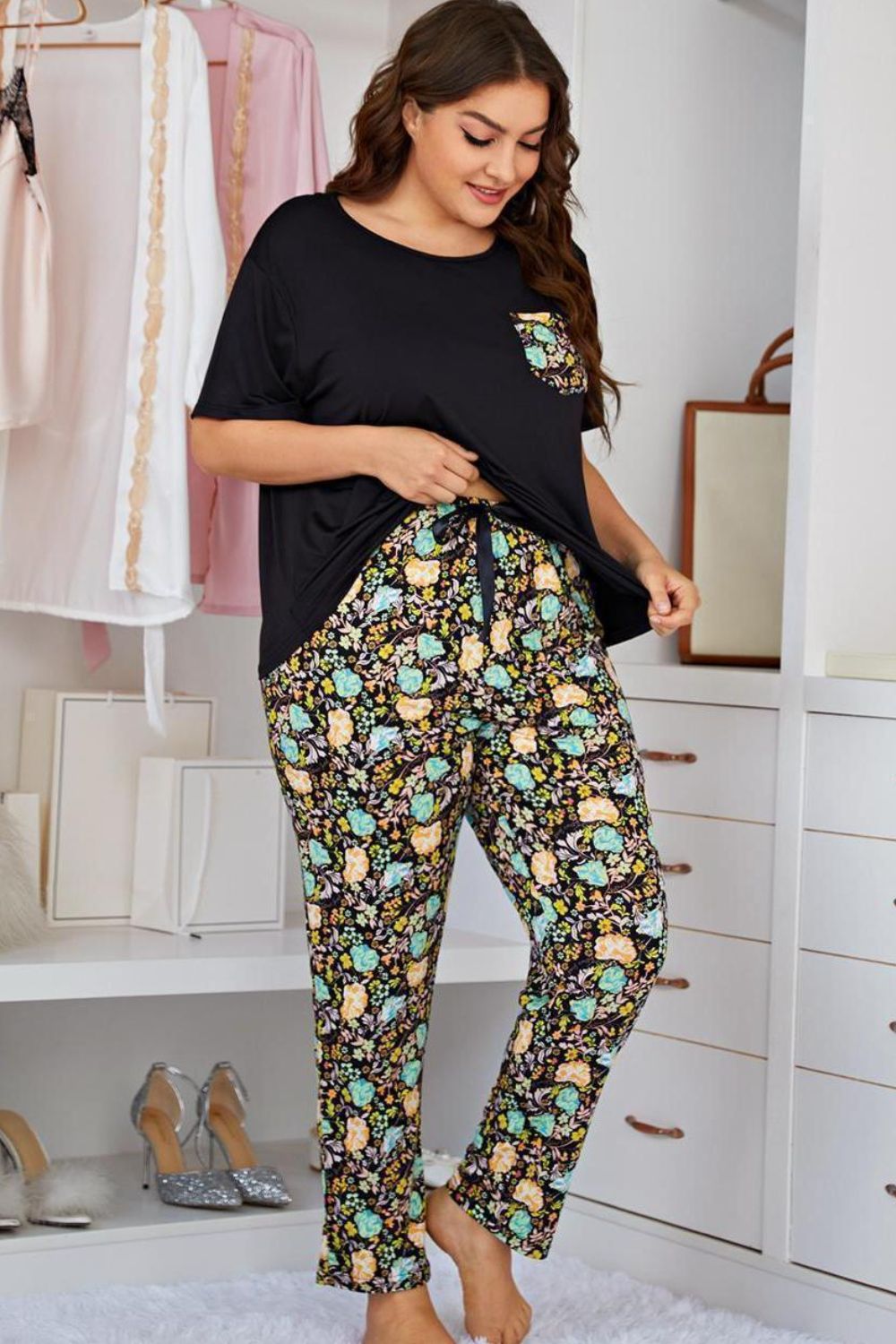 Conjunto de salón de talla grande con cuello redondo en contraste y pantalones florales