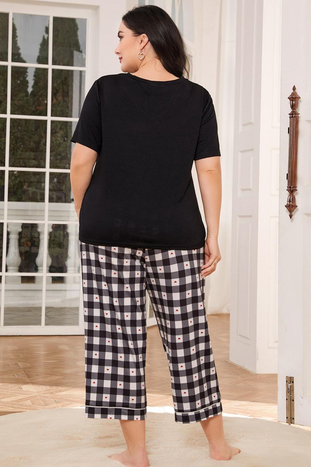 Ensemble de détente avec t-shirt à col en V et pantalon court à carreaux