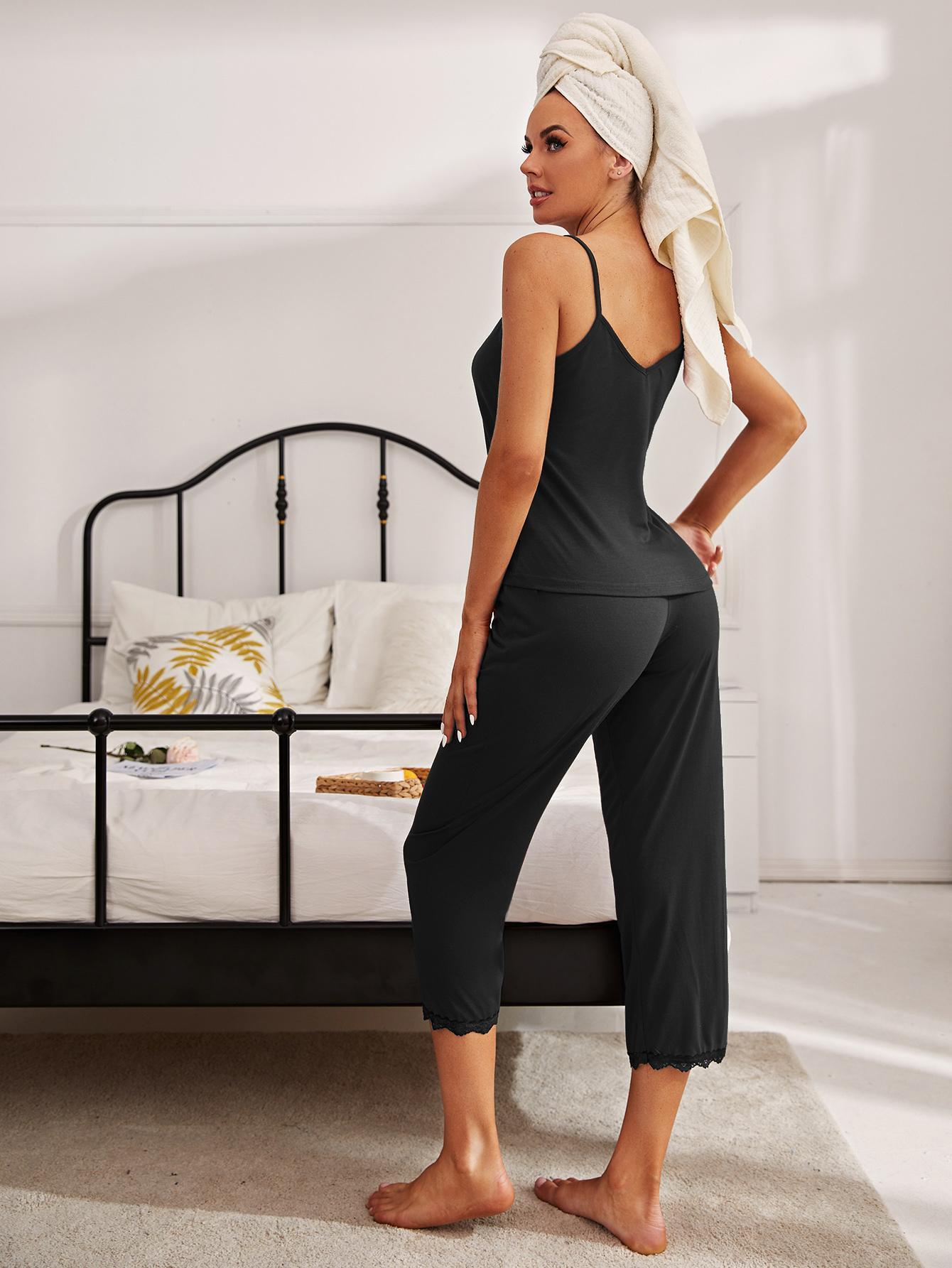 Conjunto de pijama con pantalón y camisola con abertura en el borde de encaje con cuello en V