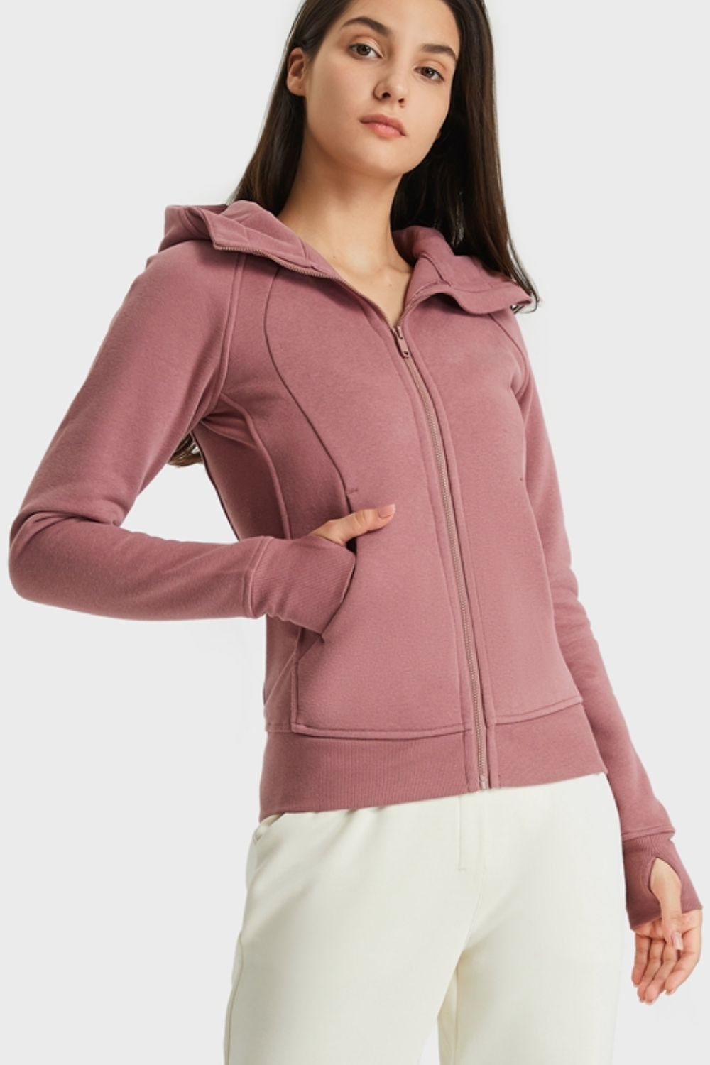 Chaqueta deportiva con capucha y detalle de costuras con cremallera