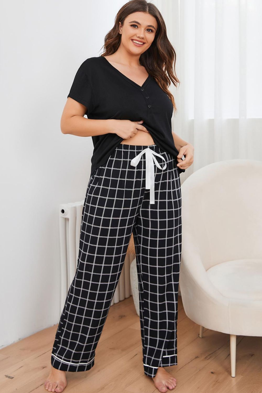 Conjunto de salón de talla grande con cuello en V y pantalones a cuadros