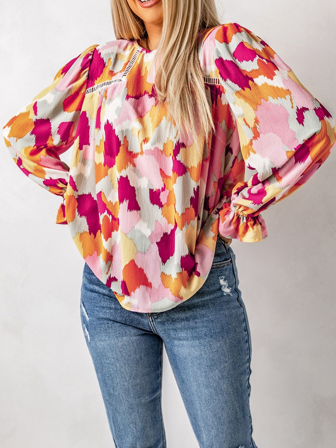 Blusa abotonada con mangas volantes estampadas