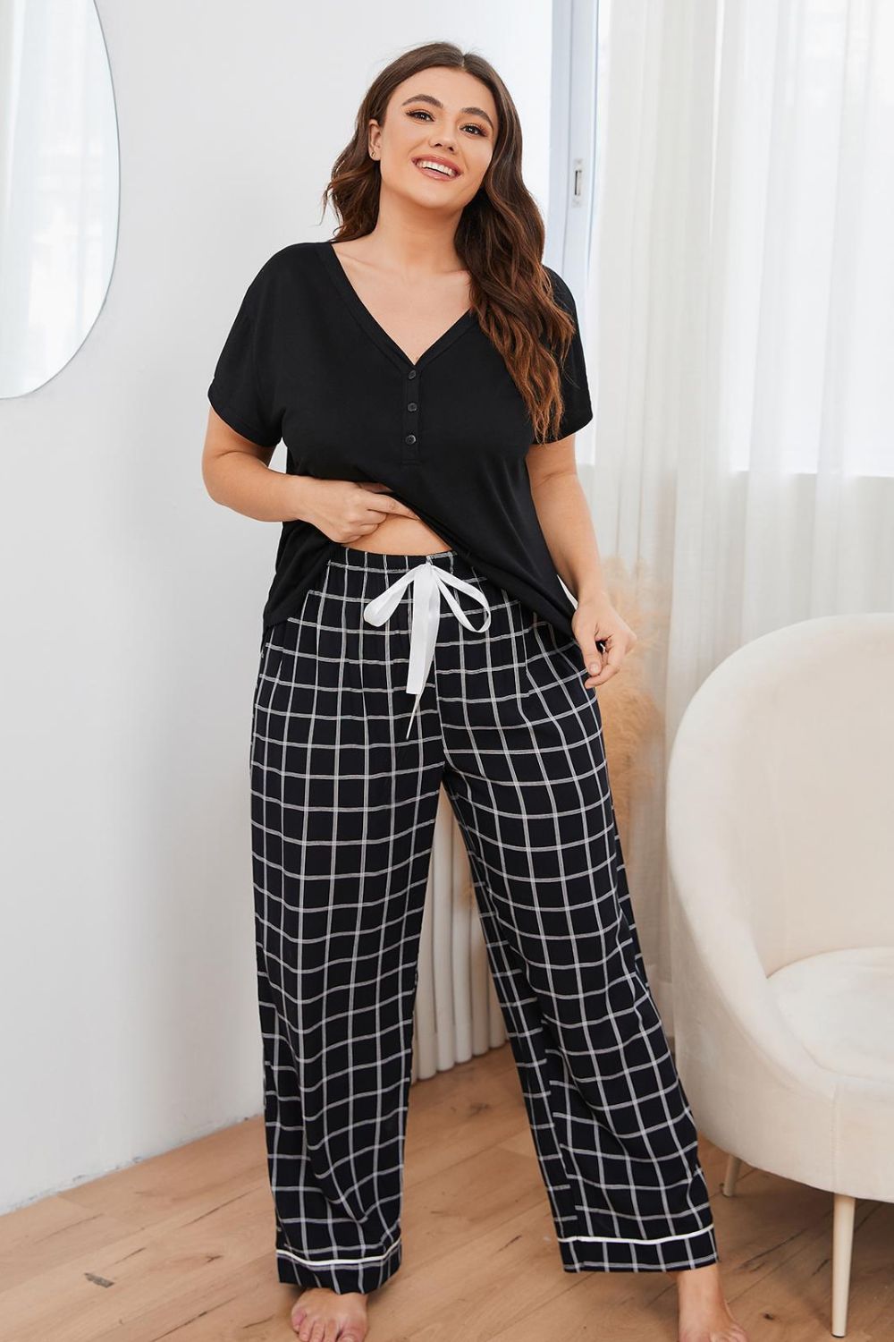 Conjunto de salón de talla grande con cuello en V y pantalones a cuadros