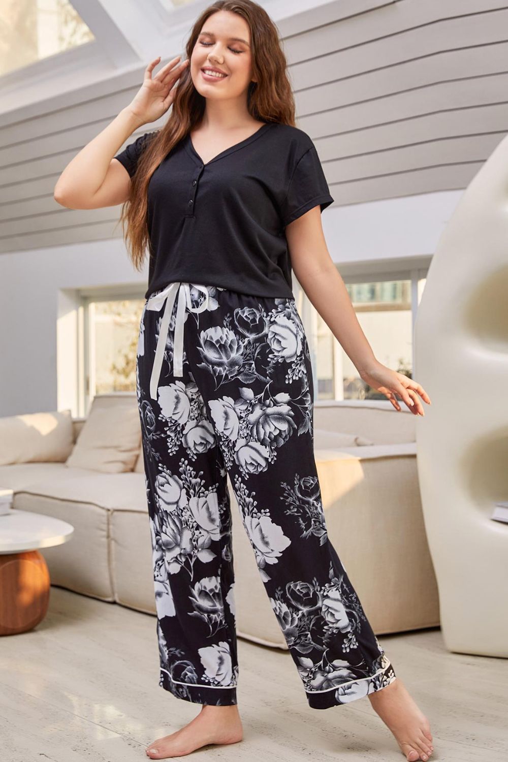 Conjunto de salón de talla grande con cuello en V y pantalones florales