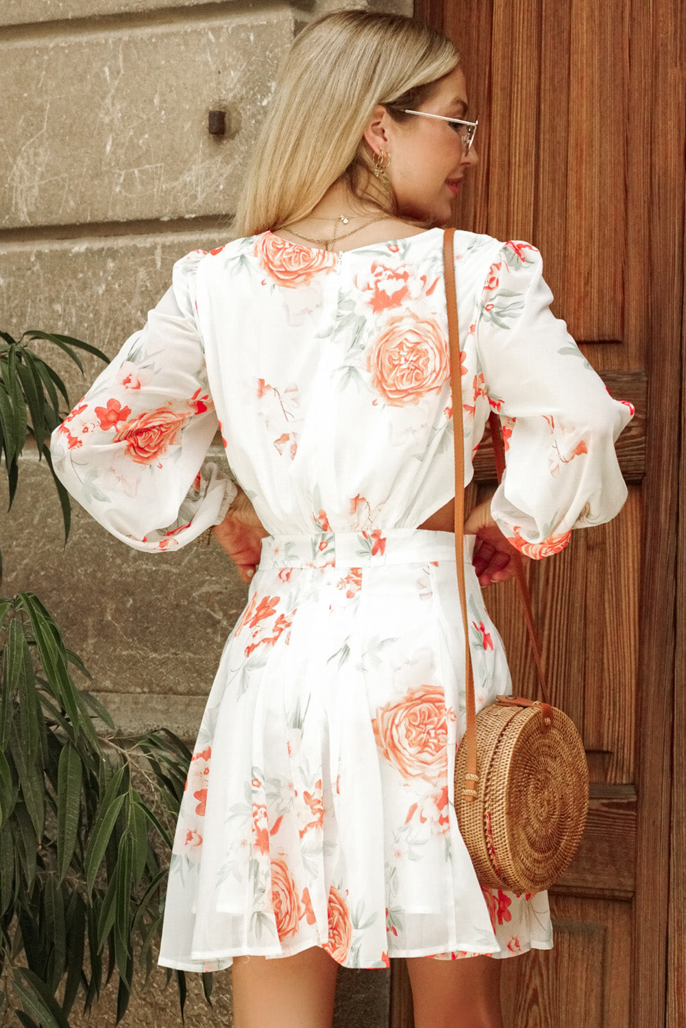 Robe à manches longues et encolure en V à découpes florales