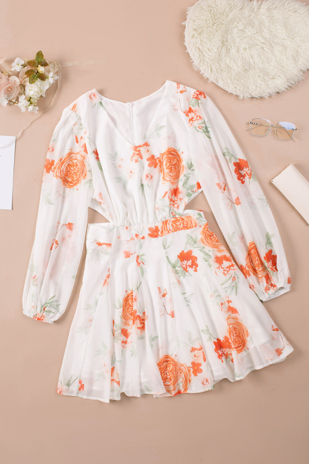 Robe à manches longues et encolure en V à découpes florales