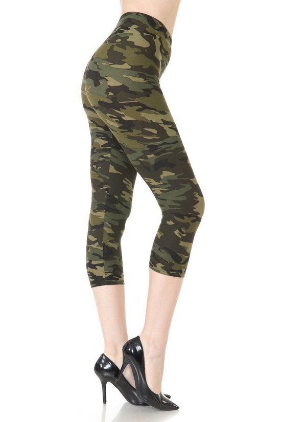 Imprimé multicolore, legging capri court dans un style ajusté avec une taille haute à bandes.