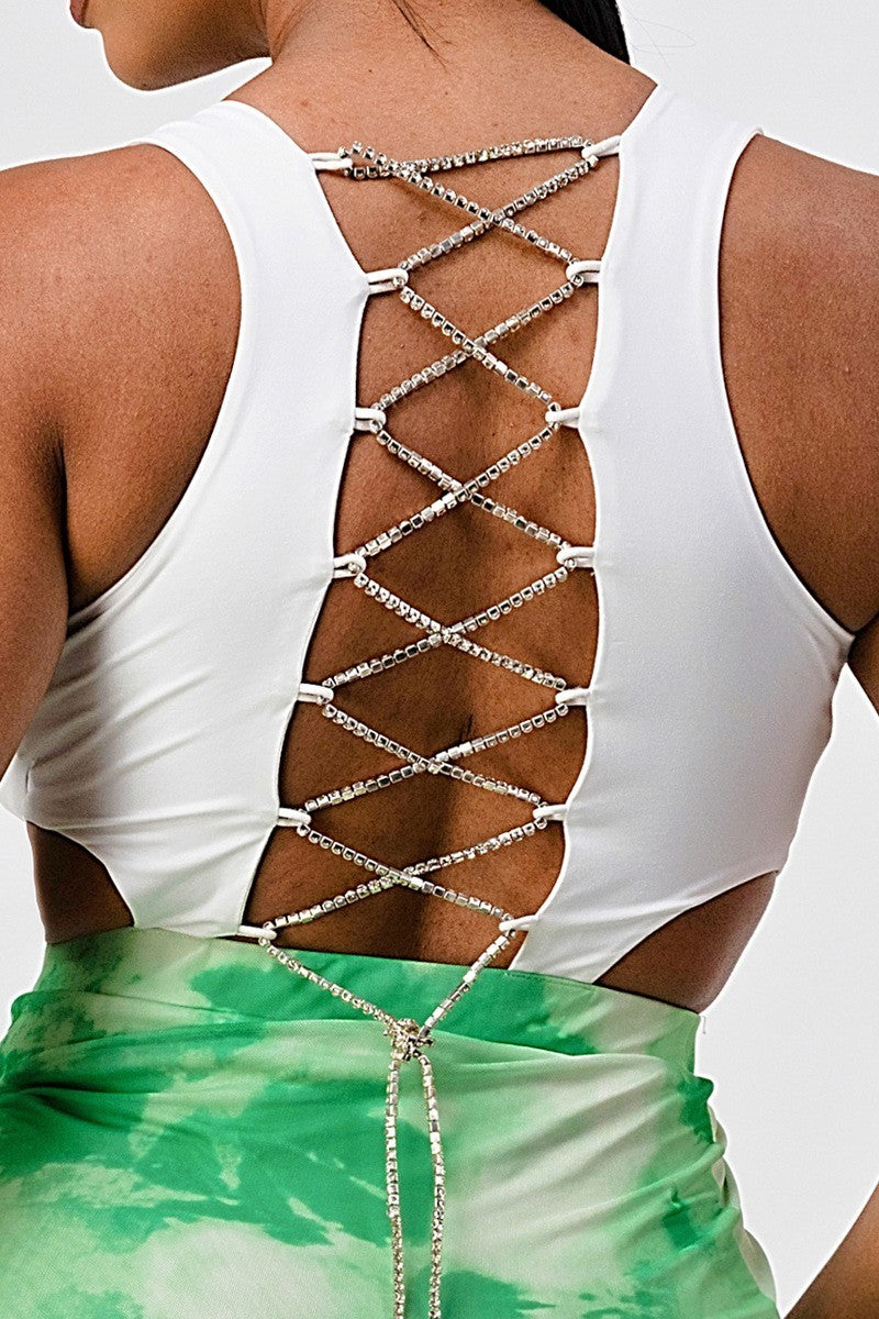 Haut sans manches blanc avec croix en strass détachable dos ouvert avec mini-robe moulante tie-dye froncée