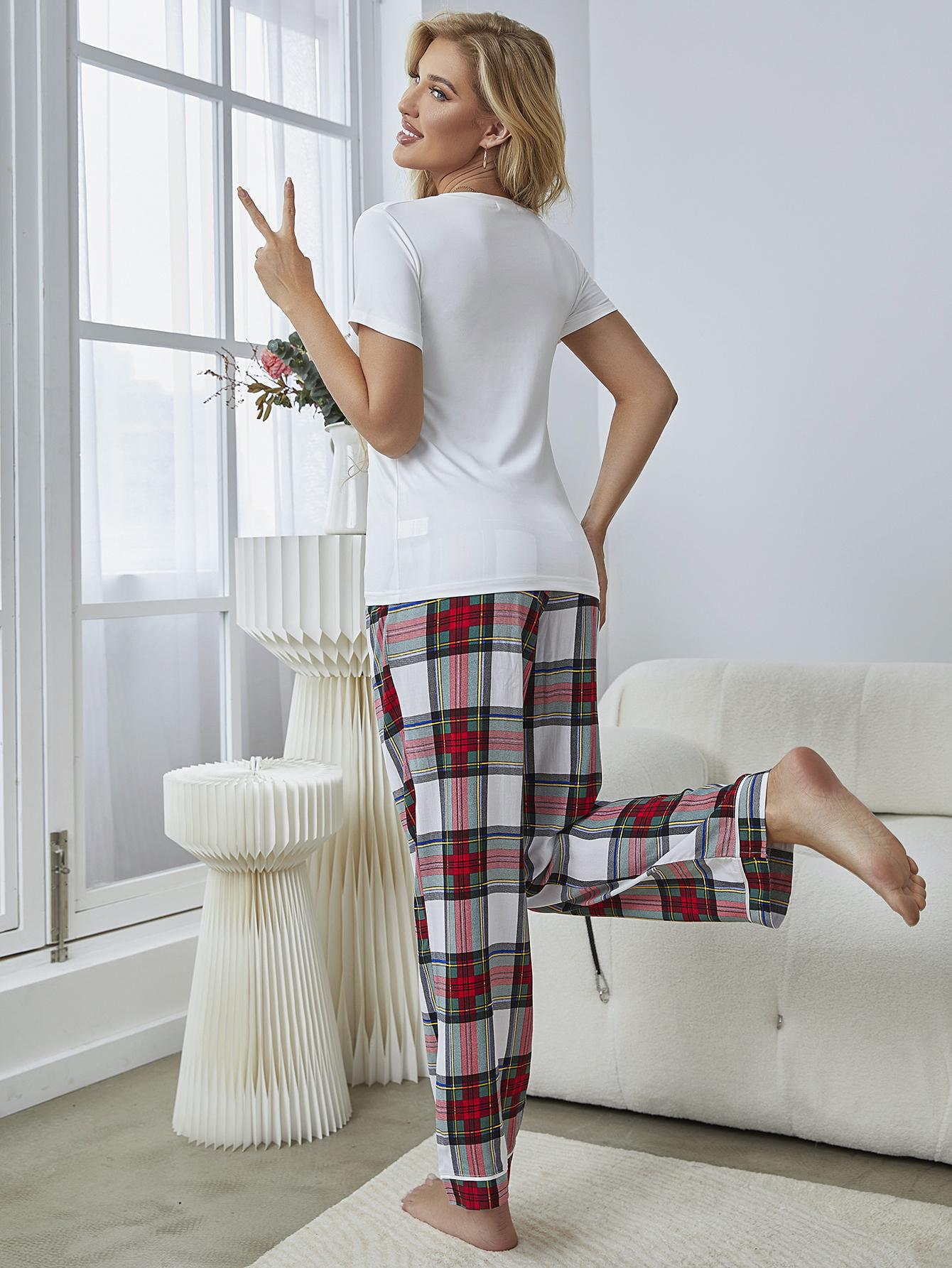 Ensemble de détente avec t-shirt à col en V et pantalon à carreaux