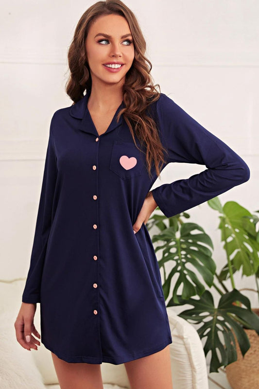 Vestido camisero con cuello de solapa con estampado de corazones