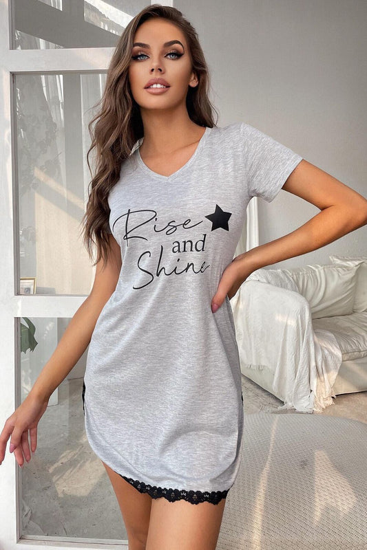 RISE AND SHINE - Robe t-shirt à col en V en dentelle contrastante