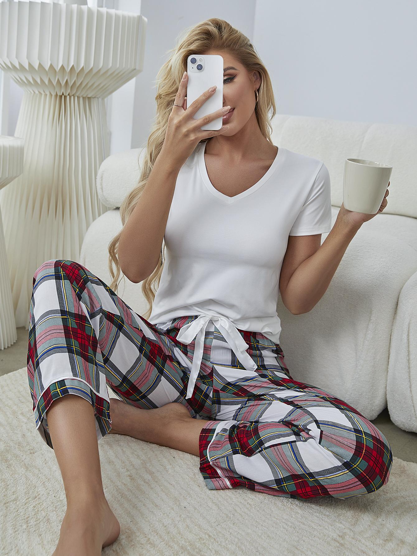 Ensemble de détente avec t-shirt à col en V et pantalon à carreaux